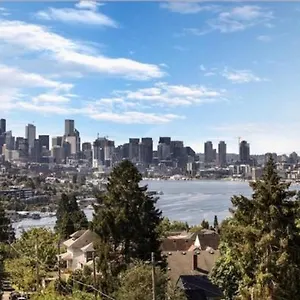 Holiday home Rooftop Patio With Waterview, Private Garden & Grill 3br 3ba- Modern Cityscape, Seattle