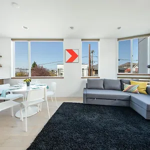 Apartment Modern Townhome In Seattle's District With Rooftop, Seattle